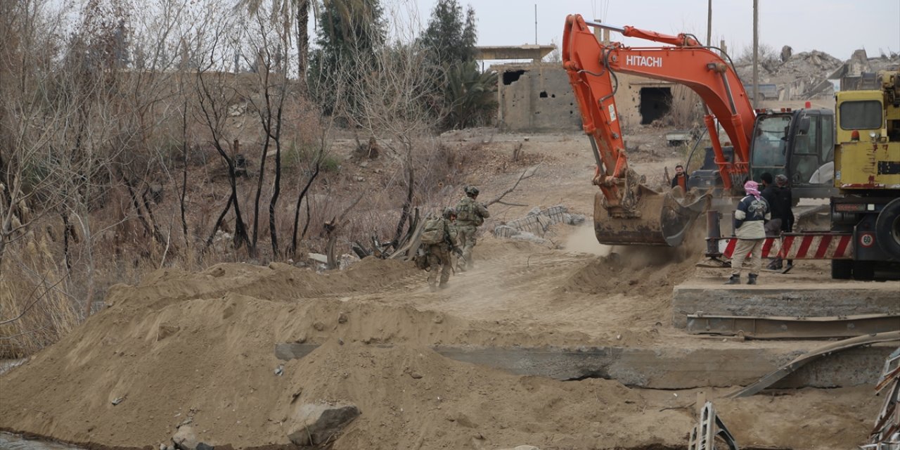 ABD askerleri, Suriye'deki Deyrizor Valiliğinin, PKK/YPG'nin yıktığı köprüyü onarımı sırasında mevzilendi