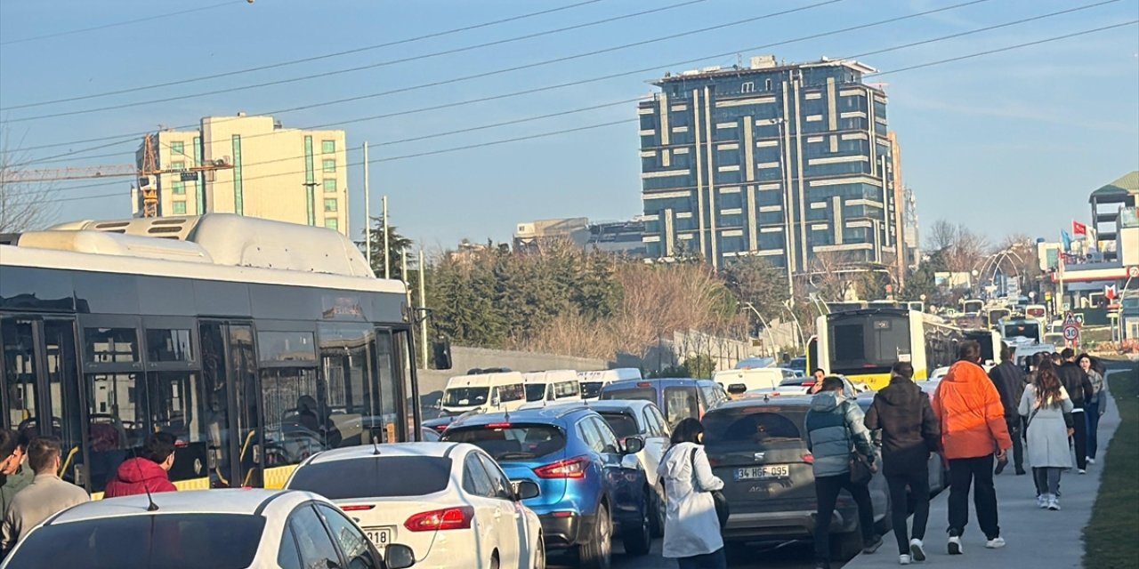 İki İETT otobüsünün karıştığı trafik kazası nedeniyle trafik yoğunluğu oluştu