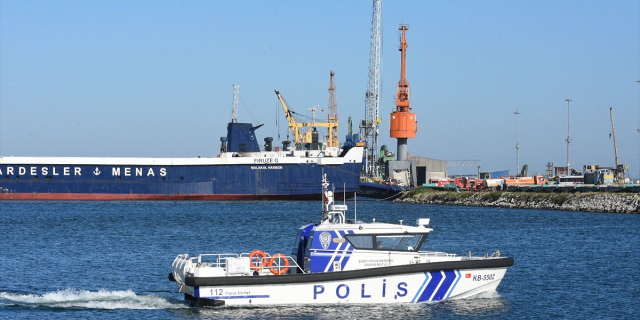 GÜNCELLEME 3 - Samsun Limanı'nda bulunan gemide çıkan yangın kontrol altına alındı