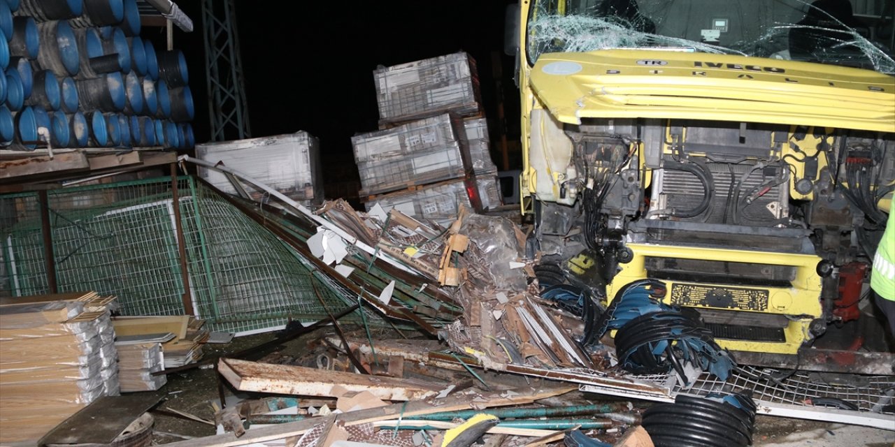 Amasya'da çekicinin iş yerine girme anı güvenlik kamerasında