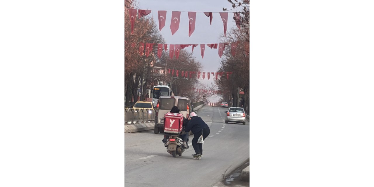 Edirne'de kaykayla tehlikeli yolculuk görüntülendi