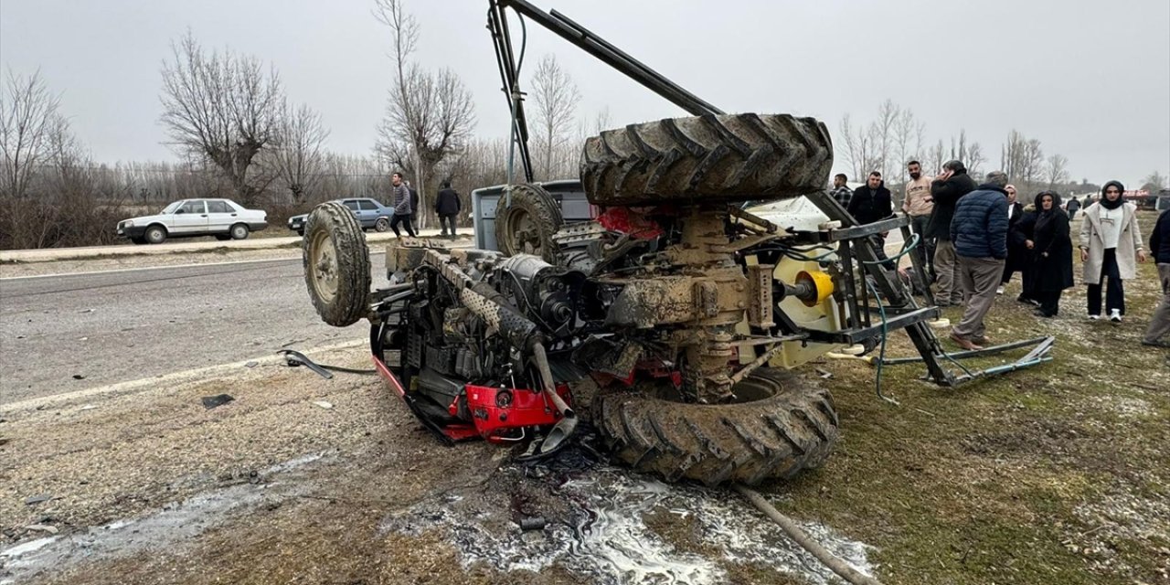 Kastamonu'da minibüsle traktörün çarpıştığı kazada 3 kişi yaralandı