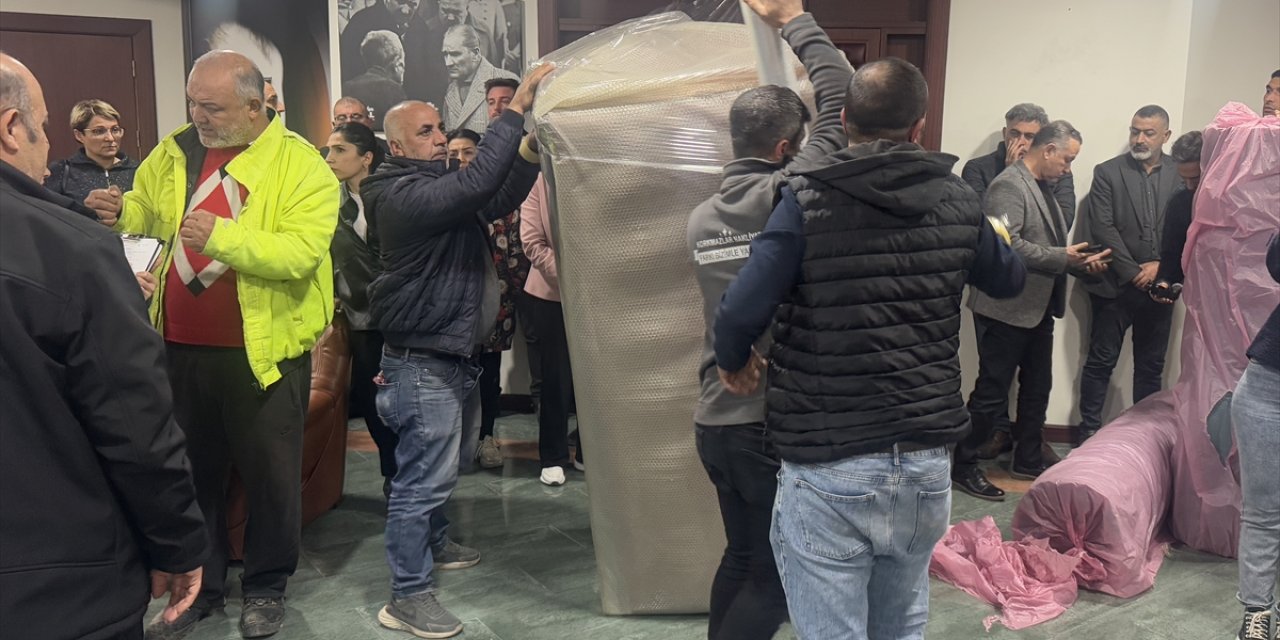 Seyhan Belediye Başkanı Oya Tekin'in makam odasındaki eşyalar haczedildi