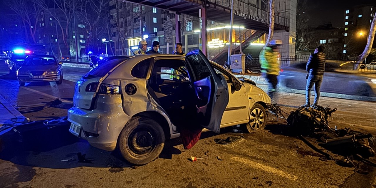 Kahramanmaraş'ta aydınlatma direğine çarpan otomobildeki 3 kişi yaralandı