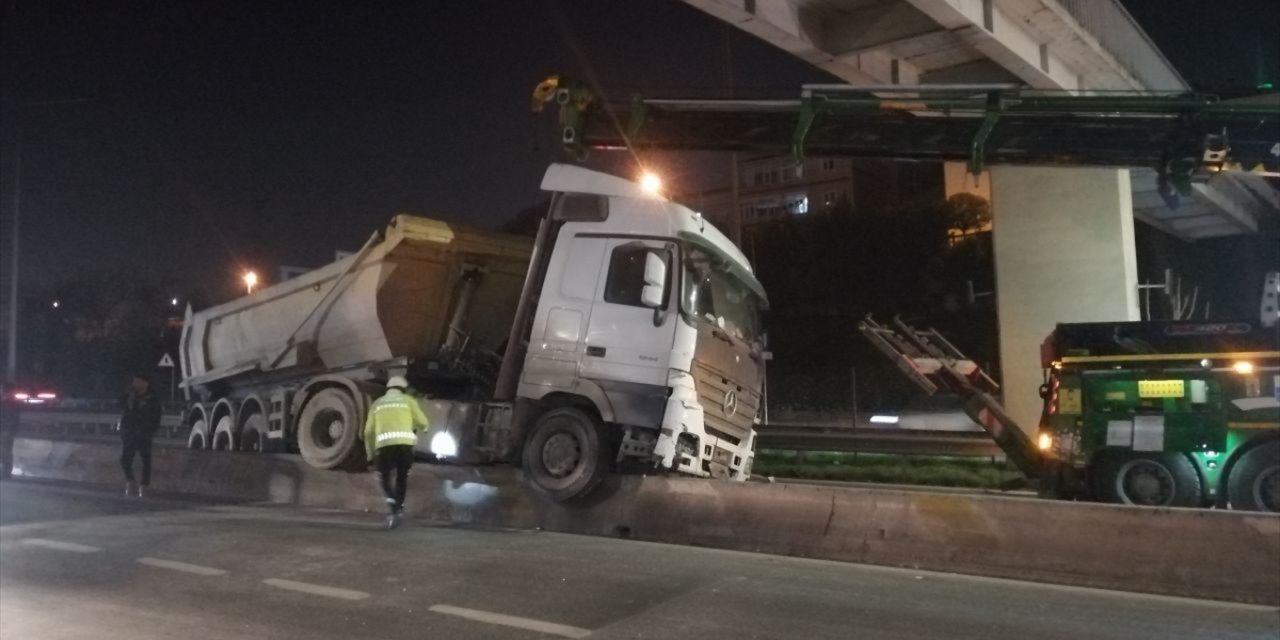 Kağıthane'de kontrolden çıkan hafriyat kamyonu beton bariyerlerde asılı kaldı