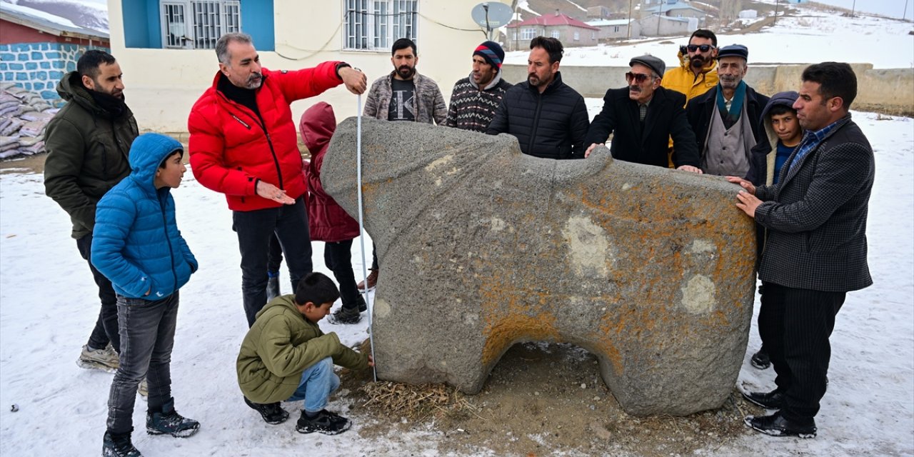 Mahallenin simgesi haline gelen 7 tonluk at heykeline gözleri gibi bakıyorlar