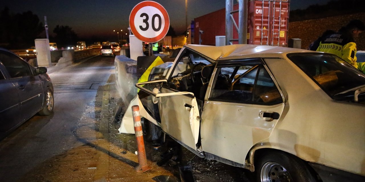 Mersin'de gişelerdeki bariyere çarpan otomobildeki 2 kişi öldü, 4'ü çocuk 5 kişi yaralandı