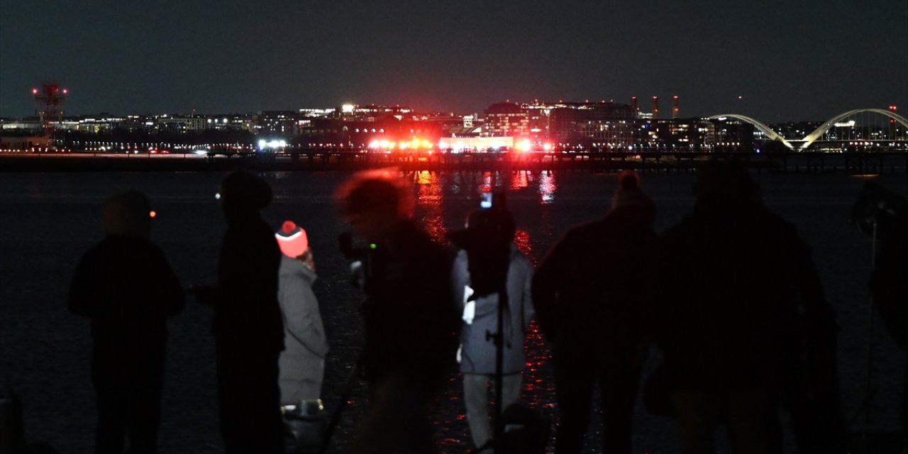 GÜNCELLEME 3 - ABD'de başkent Washington yakınlarında yolcu uçağı ile askeri helikopter havada çarpıştı