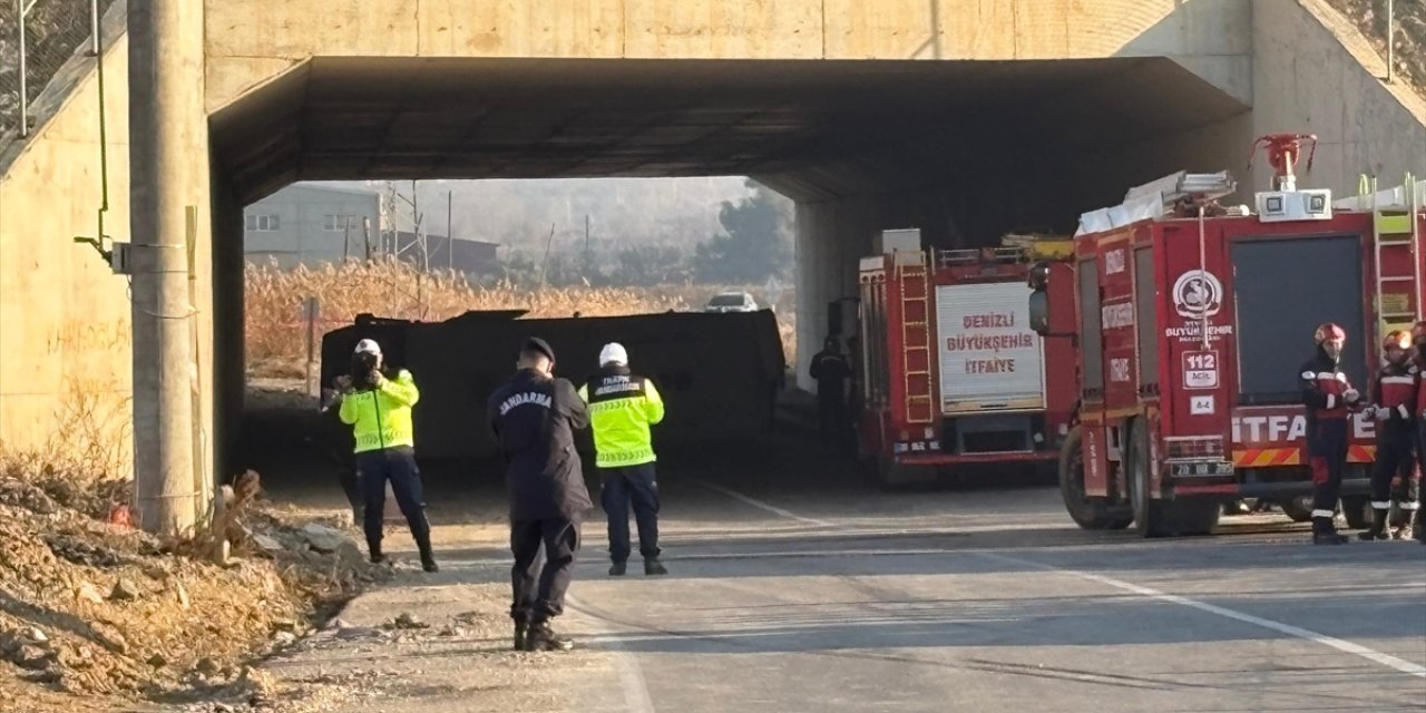 Denizli'de devrilen işçi servisindeki 4 kişi öldü, 6 kişi yaralandı