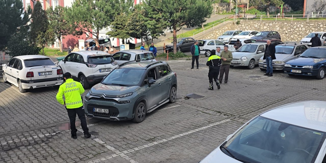 Zonguldak'ta otomobilini park ederken fren yerine gaza basan sürücü, eşine çarptı