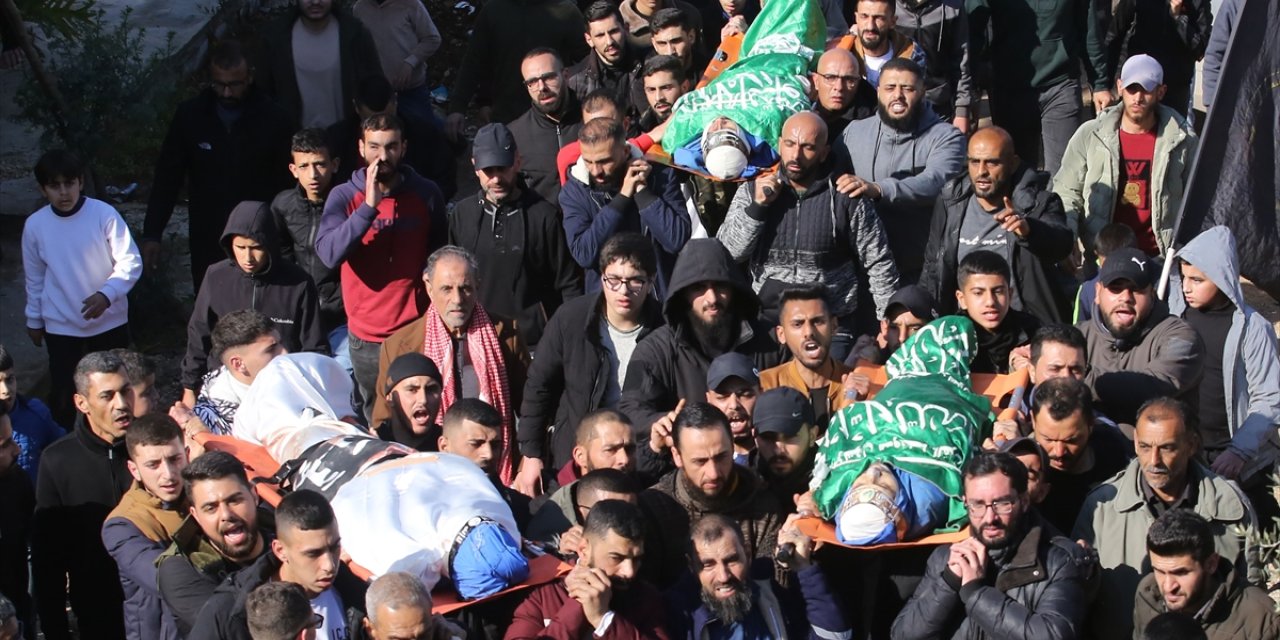 İsrail'in Batı Şeria'daki hava saldırısında ölen 10 Filistinli son yolculuğuna uğurlandı