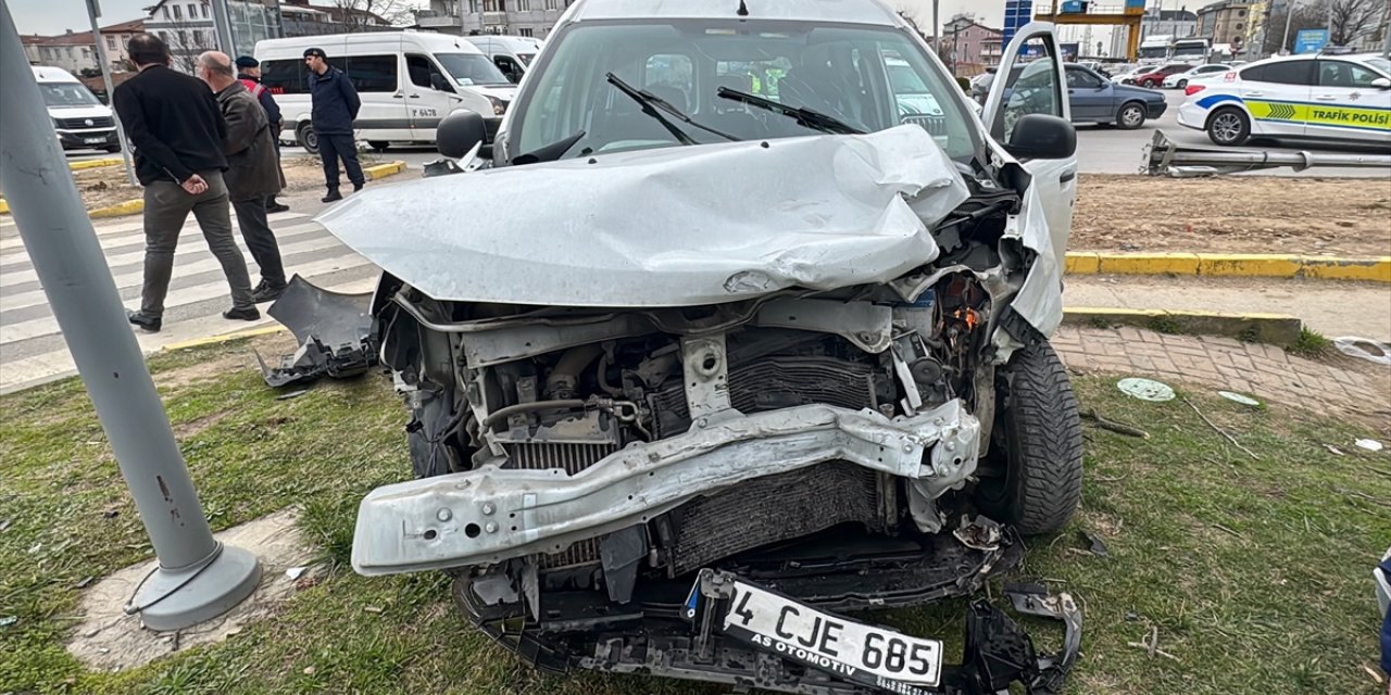 Kocaeli'de kaza yapan jandarma trafik aracındaki 1 personel yaralandı