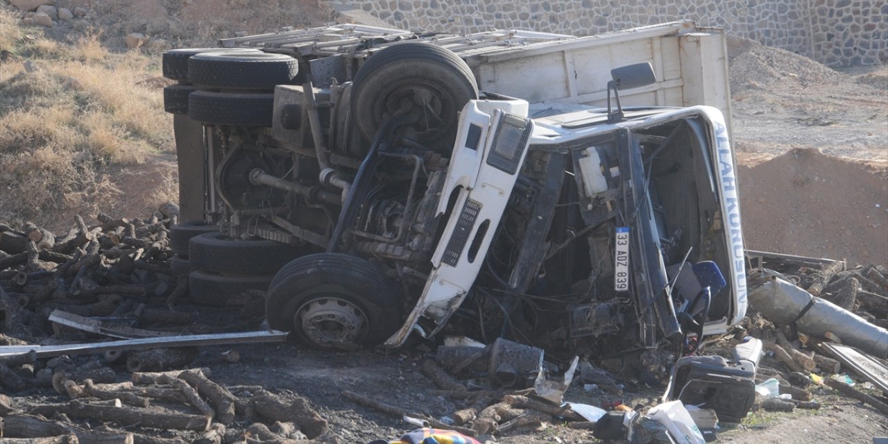 Şırnak'ta devrilen odun yüklü kamyondaki 2 kişi yaralandı
