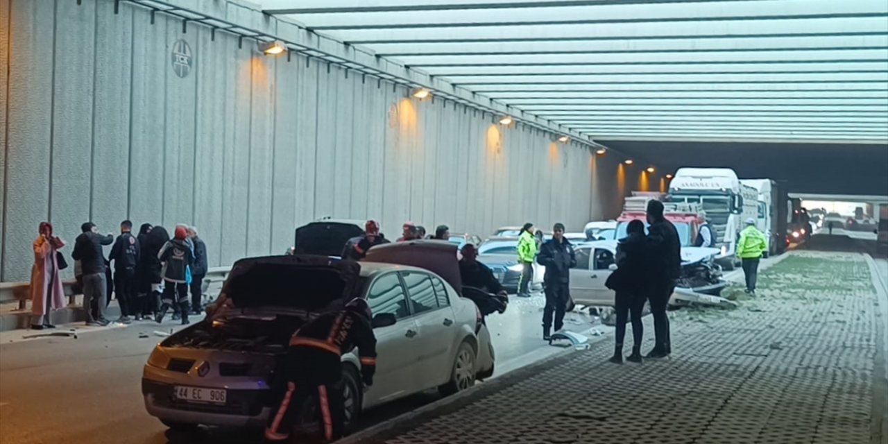 Malatya'da zincirleme trafik kazasında 7 kişi yaralandı