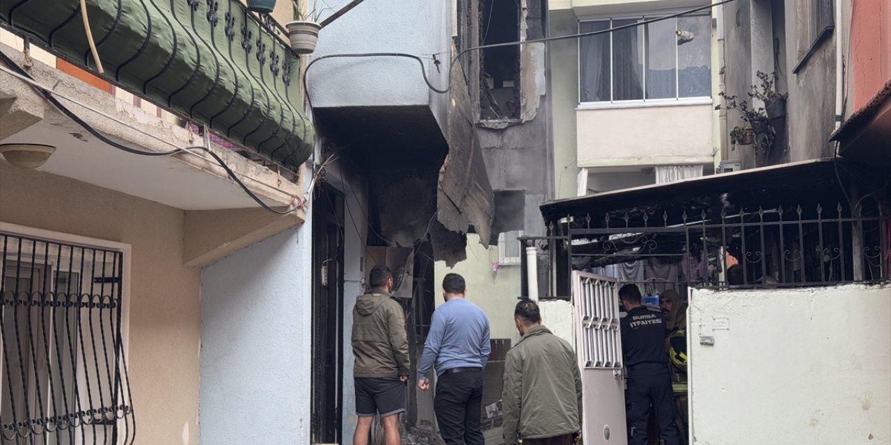 Bursa'da 4 katlı binada çıkan yangında hasar oluştu