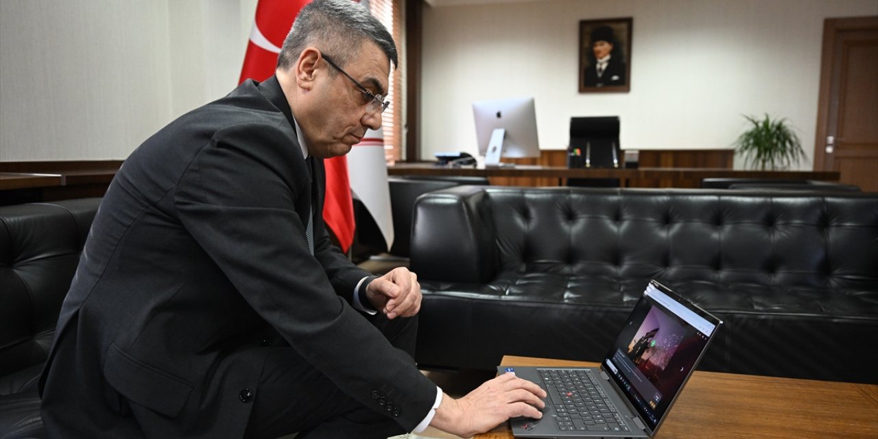 Göç İdaresi Başkanı Toros, AA'nın "Yılın Kareleri" oylamasına katıldı