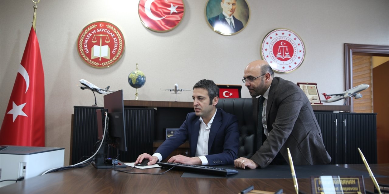 Van Cumhuriyet Başsavcısı Harun Karahan, AA'nın "Yılın Kareleri" oylamasına katıldı