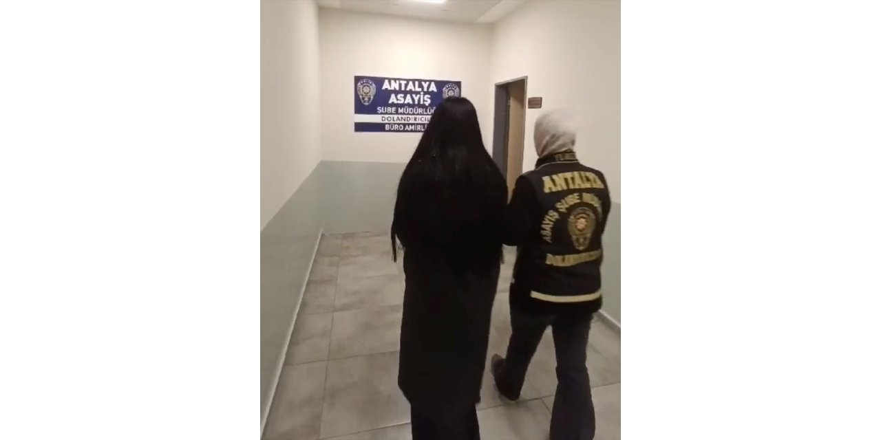 Antalya'da kendilerini "polis" olarak tanıtıp dolandırıcılık yapan 2 zanlı tutuklandı