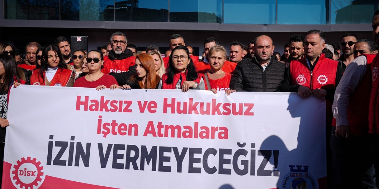 İzmir Büyükşehir Belediyesinde ücretsiz izne çıkarılan 158 işçi için eylem yapıldı
