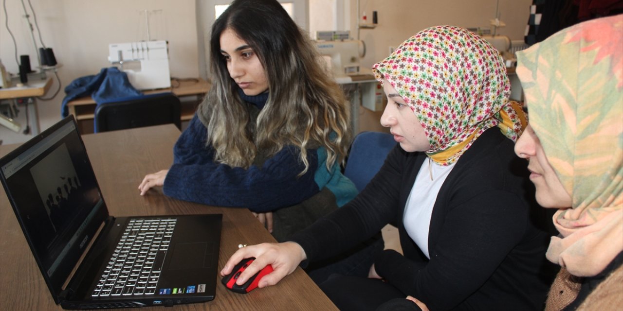 Kars'ta dikiş nakış kursiyeri kadınlar AA'nın "Yılın Kareleri" oylamasına katıldı