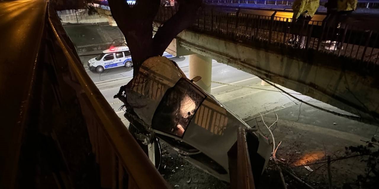 Bakırköy'de kontrolden çıkan otomobil viyadükten düştü