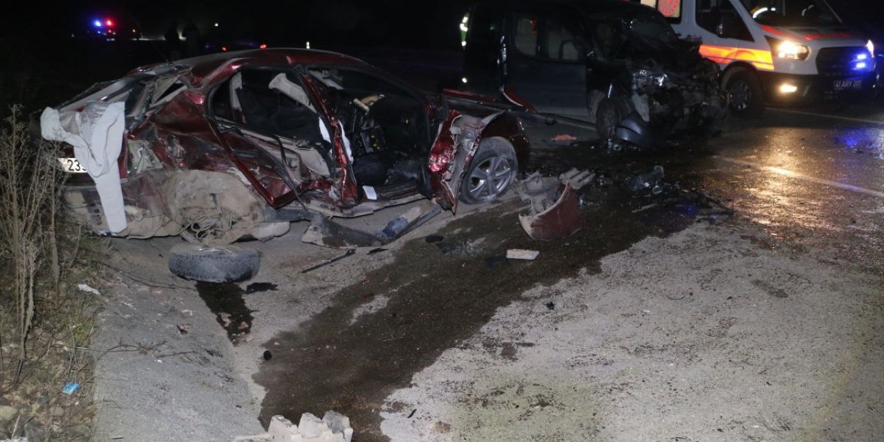 GÜNCELLEME - Kocaeli'de otomobil ile hafif ticari aracın çarpıştığı kazada ağır yaralanan çocuk öldü