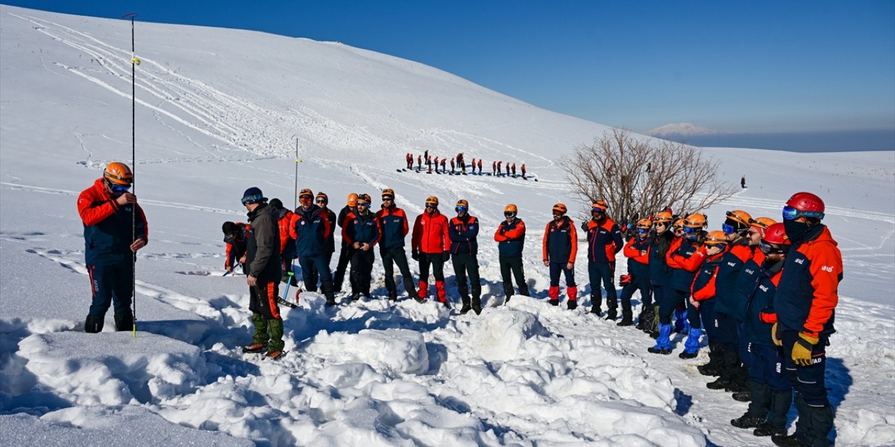 AFAD ekipleri 2 bin 225 rakımlı bölgede çığda arama kurtarma eğitimi alıyor