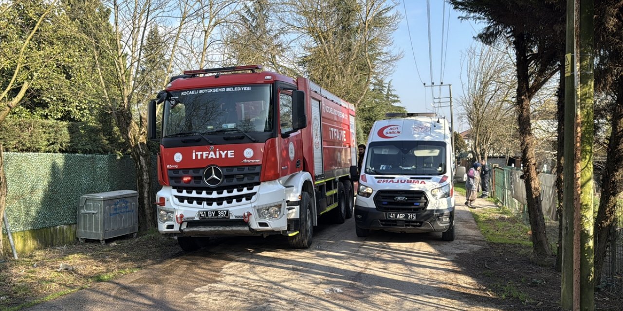 Kocaeli'de binada çıkan yangında 2 kişi dumandan etkilendi