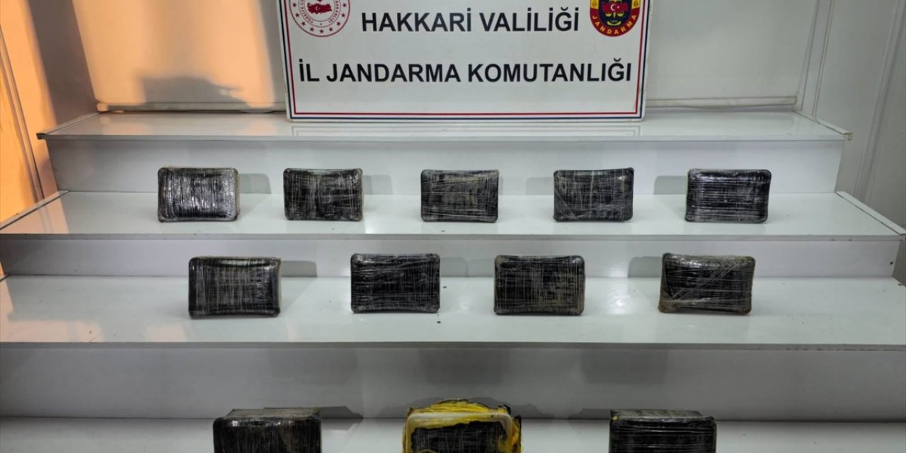 Hakkari'de minibüste 15 kilo 500 gram uyuşturucu ele geçirildi