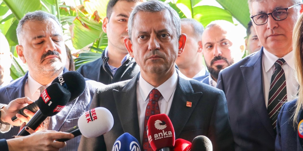 CHP Genel Başkanı Özel, İzmir'de gazetecilerin sorularını yanıtladı:
