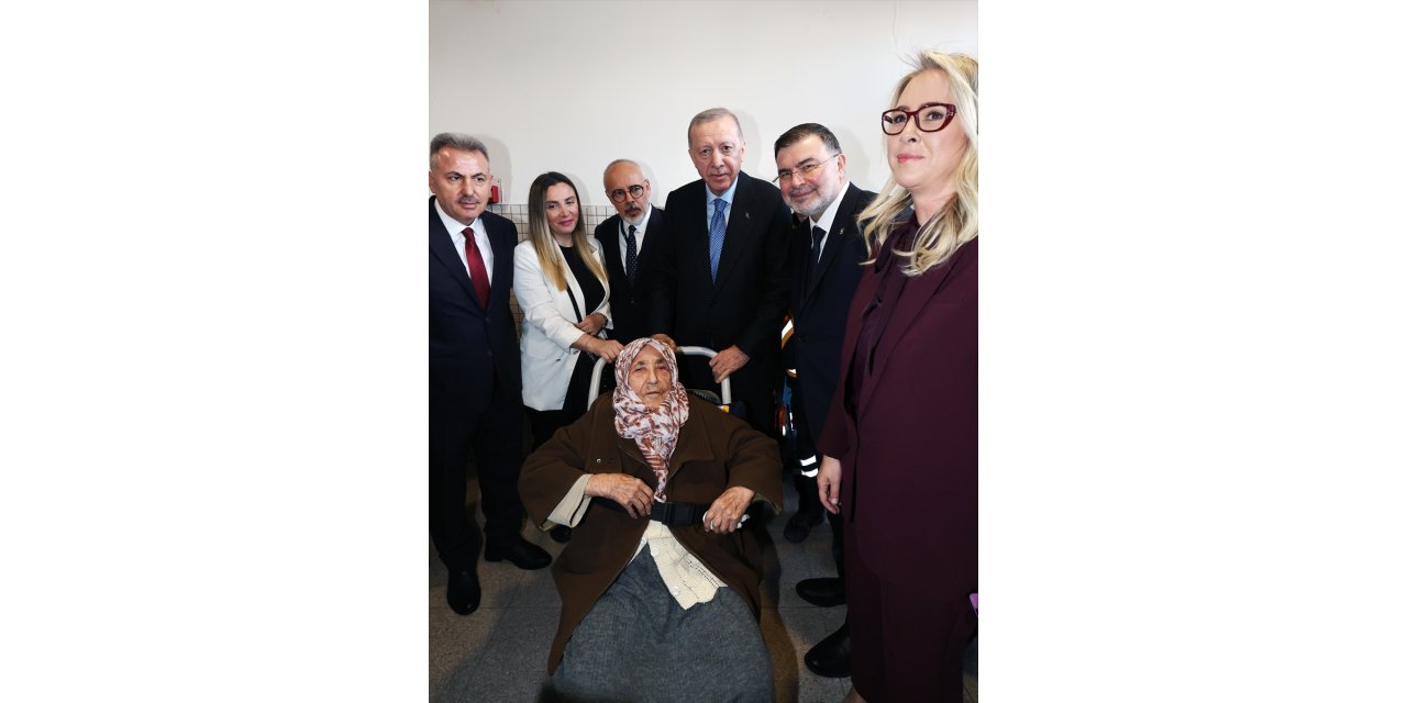 Cumhurbaşkanı Erdoğan, İzmir'de 102 yaşındaki Gülsüm Sakallı ile görüştü