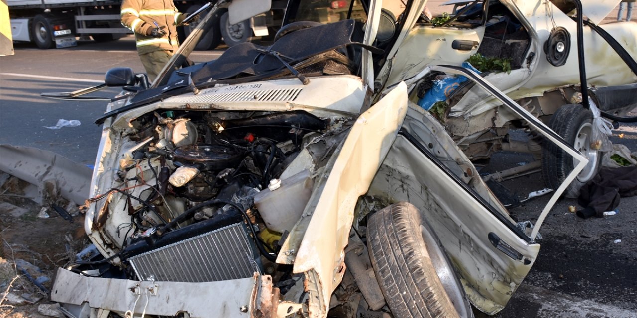 Kırıkkale'de otomobille hafif ticari aracın çarpıştığı kazada 2 kişi öldü, 2 kişi yaralandı