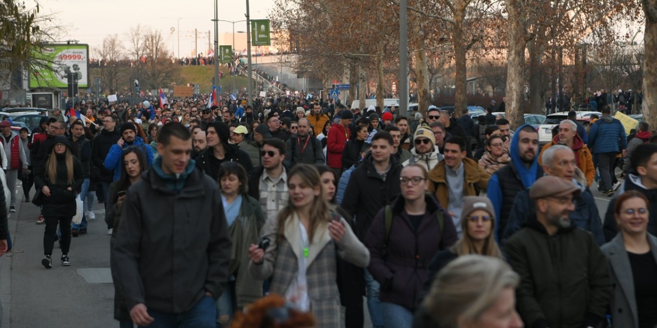 Sırbistan'da tren istasyonundaki ölümlü kazayı protesto eden öğrenciler, Novi Sad'a ulaştı