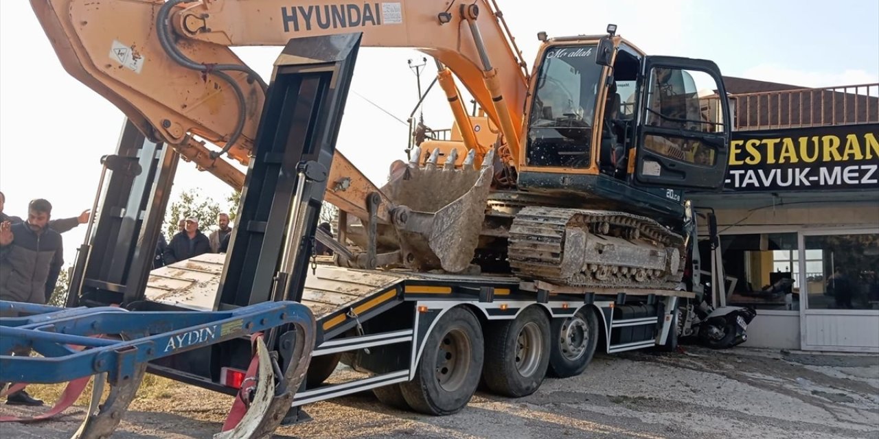 Hatay'da freni arızalanan tırın iş yerine girmesi sonucu sürücü yaralandı