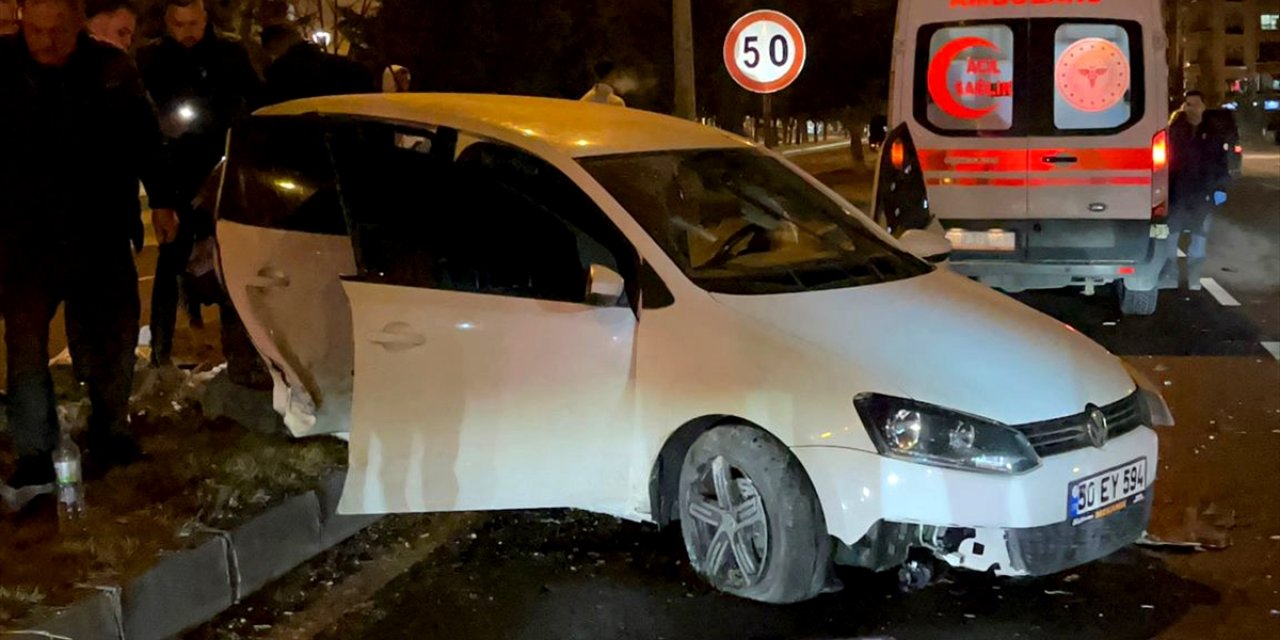 Nevşehir'de 2 otomobilin çarpıştığı kazada 5 kişi yaralandı