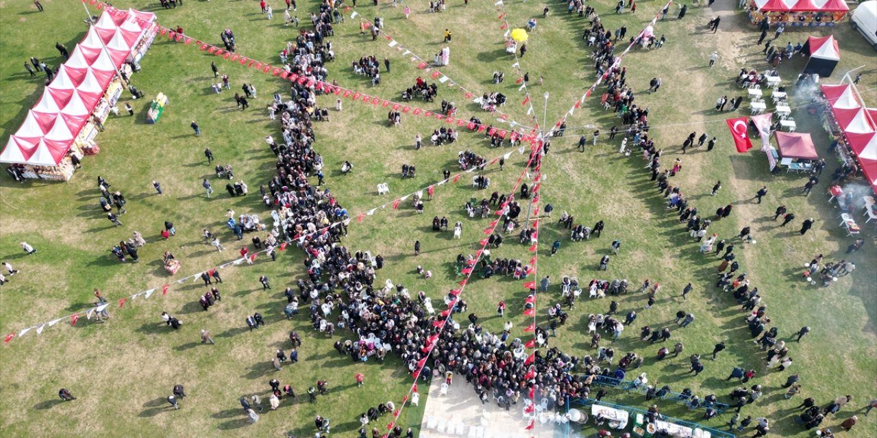 Tekirdağ'da fesitvalde vatandaşlara 5 ton hamsi dağıtıldı