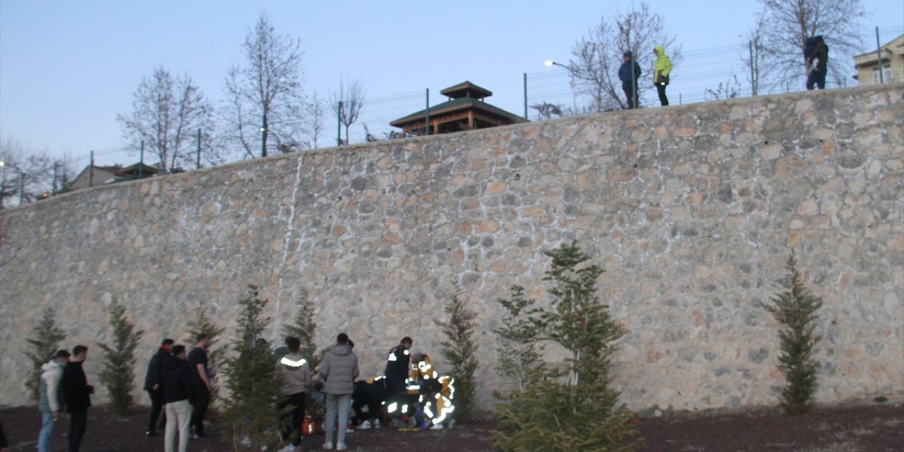 Konya'da yaslandıkları korkuluğun kırılmasıyla yüksekten düşen 2 kişi yaralandı