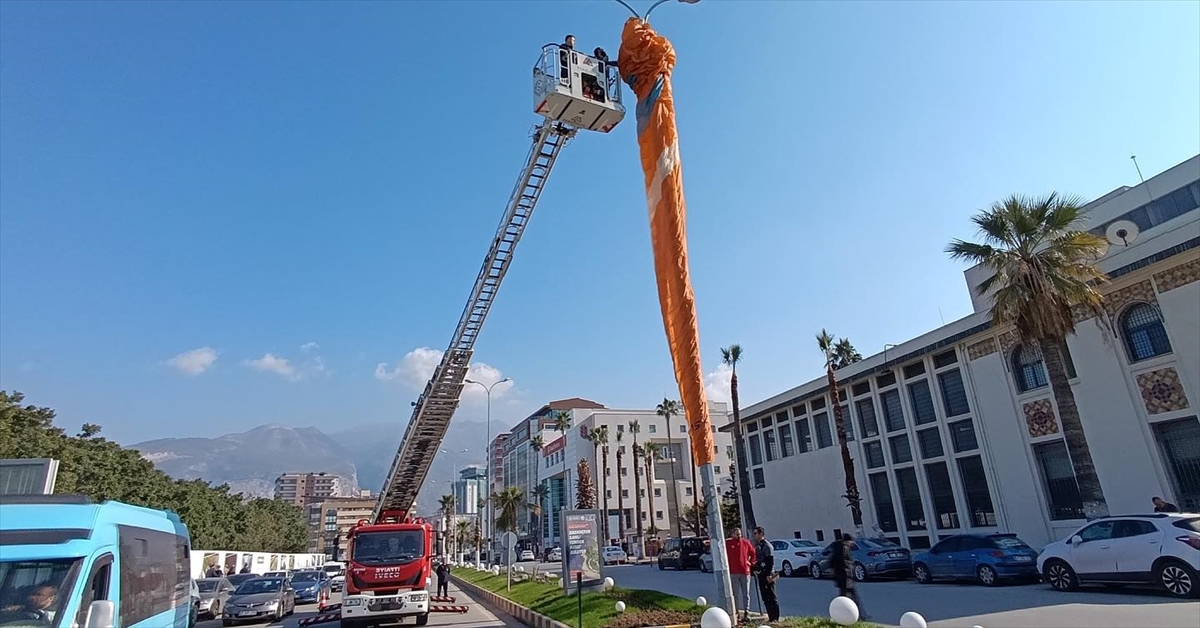 Hatay'da yamaç paraşütçüleri aydınlatma direğine takıldı