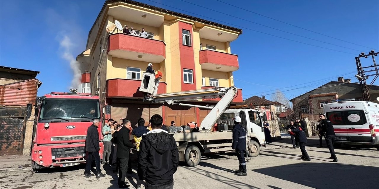 Hakkari'de yangın çıkan evde mahsur kalan 7 kişi kurtarıldı