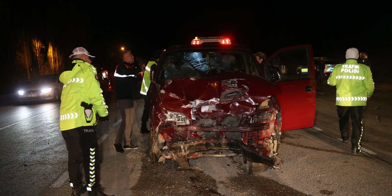 Sivas'ta minibüs ile hafif ticari aracın çarpıştığı kazada 2'si ağır 7 kişi yaralandı