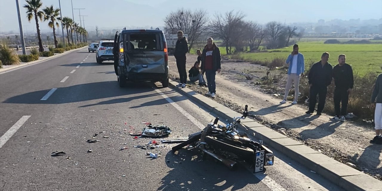 Denizli'de hafif ticari araca çarpan motosikletin 17 yaşındaki sürücüsü öldü
