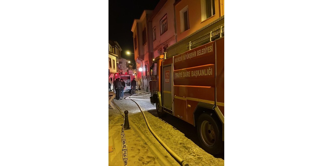 Balıkesir'de çıkan yangında 3 bina kullanılamaz hale geldi