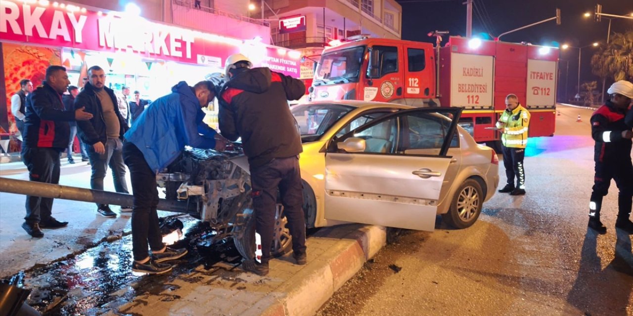 Osmaniye'de iki otomobilin çarpıştığı kaza güvenlik kamerasında