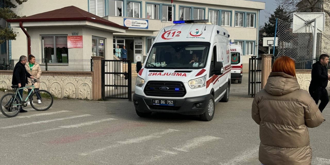 Düzce'de 5 öğrenci gıda zehirlenmesi şüphesiyle hastaneye kaldırıldı