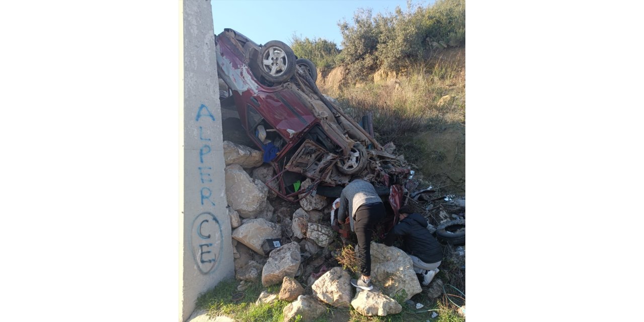 Antalya'da istinat duvarına çarpan otomobilin sürücüsü ağır yaralandı