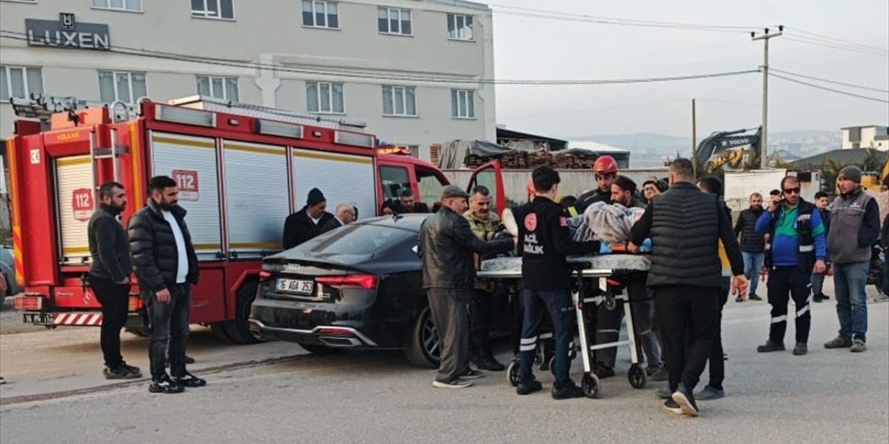 Bursa’da servis minibüsü ile otomobilin çarpışması sonucu 10 kişi yaralandı