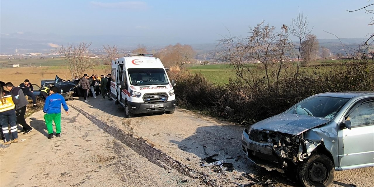 Samsun'da iki otomobilin çarpıştığı kazada 10 kişi yaralandı