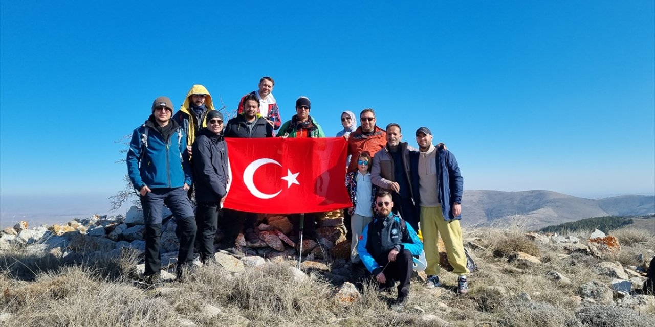 Kırşehirli dağcılar, Kervansaray Dağı'nın zirvesine tırmandı