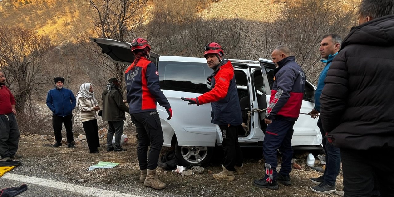 Tunceli'de kayaya çarpan araçtaki 1 kişi öldü, 6 kişi yaralandı