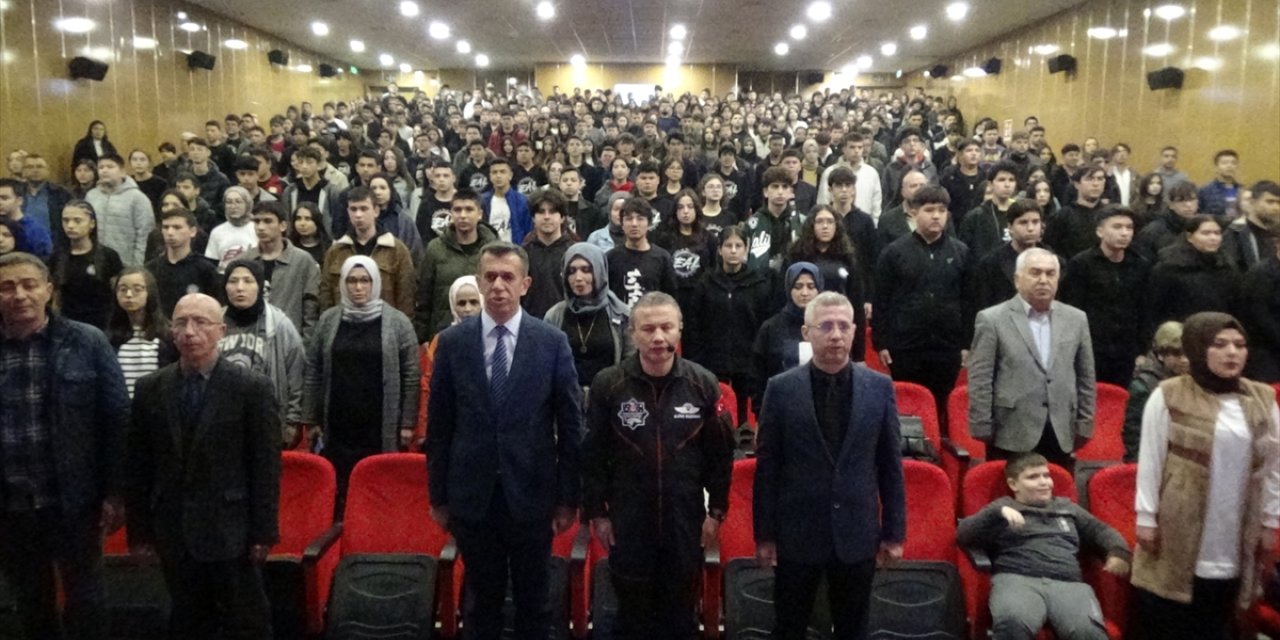 Astronot Alper Gezeravcı Mersin'de öğrencilerle buluştu